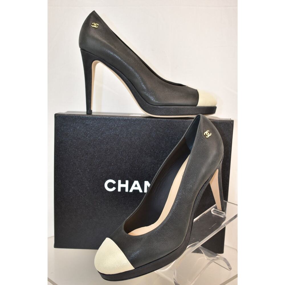 NIB CHANEL BLACK BUFFALO LEATHER GOLD CAP TOE CC PLATFORM HEELS PUMPS 39.5 $950